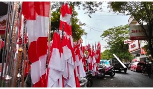 HUT RI Makin Dekat, Ini Cerita Penjual Bendera di Manado
