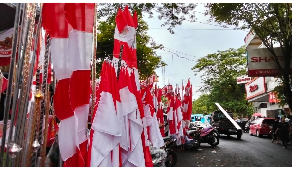 HUT RI Makin Dekat, Ini Cerita Penjual Bendera di Manado