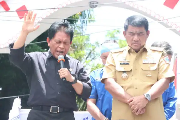 Gubernur Yulius Selvanus dan Fransiscus Andi Silangen Bersatu Andalkan Kuasa Tuhan Temui Demonstran