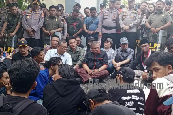 Mahasiswa dan Anggota DPRD Duduk di Jalan Bahas Belasan Poin Tuntutan