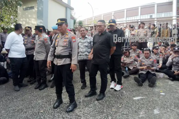 Mahasiswa Tutup Akses Jalan, Royke Anter Bersama Anggota DPRD dan Sekretariat Temui Mahasiswa