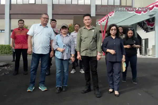 Mahasiswa Tutup Akses Jalan, Royke Anter Bersama Anggota DPRD dan Sekretariat Temui Mahasiswa