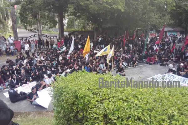 Mahasiswa dan Anggota DPRD Duduk di Jalan Bahas Belasan Poin Tuntutan