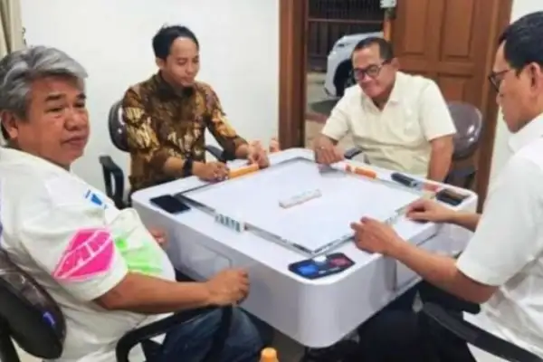 Aziz Welang Ngadu ke Polda Setelah Fotonya Viral Main Domino Bersama Dua Menteri