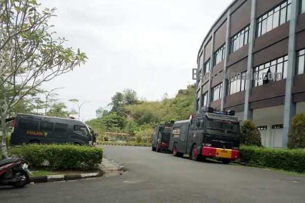 Kantor DPRD Sulut Kembali Dijaga Aparat Kepolisian, Dua Unit Watercannon Disiagakan