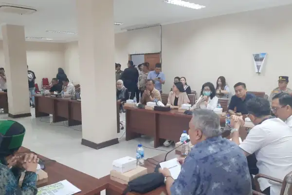 Pimpinan dan Anggota DPRD Sulut Gelar Rapat Dengar Pendapat Bareng Mahasiswa