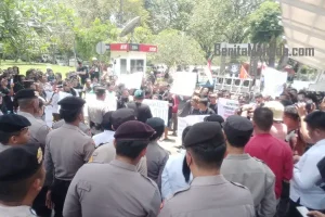 Muatan Elit, Solar Sulit! Sopir Dump Truck Demo di Kantor DPRD Sulut
