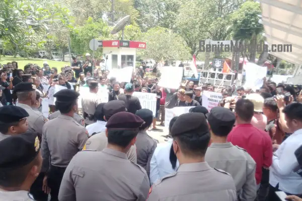 Muatan Elit, Solar Sulit! Sopir Dump Truck Demo di Kantor DPRD Sulut