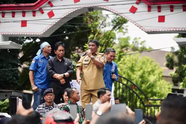 Yulius Selvanus Bikin Kejutan di Tengah Aksi Buruh Sulut, Dialog Hangat Jadi Sorotan