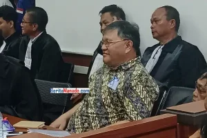 Ketenangan Pdt Hein Arina di Persidangan: Menulis, Menyimak, Menyapa