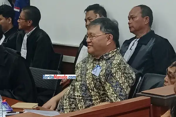 Ketenangan Pdt Hein Arina di Persidangan: Menulis, Menyimak, Menyapa