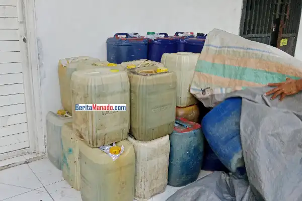 Ada Pemandangan Aneh di SPBU Sukur: Puluhan Galon Diduga Berisi Pertalite Tertutup Terpal di Belakang Kantor