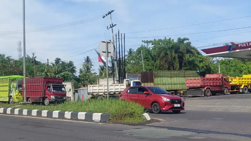 Puluhan Truk Antre BBM di Wonomulyo, Roda Ekonomi Sulbar Melambat