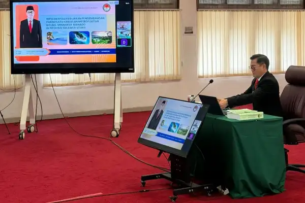 Joune Ganda Tawarkan 'Model Ganda' untuk Kebijakan Pariwisata Sulawesi Utara di Ujian Disertasi
