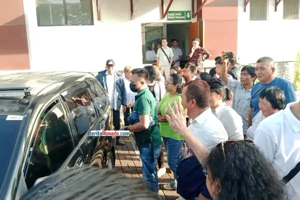 Ratusan Warga ke Pdt Hein Arina: Tuhan Bersamamu, KuasaNya Indah Pada Waktunya