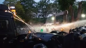 Kericuhan di Depan DPRD Sulut, Polisi Terpaksa Gunakan Watercannon