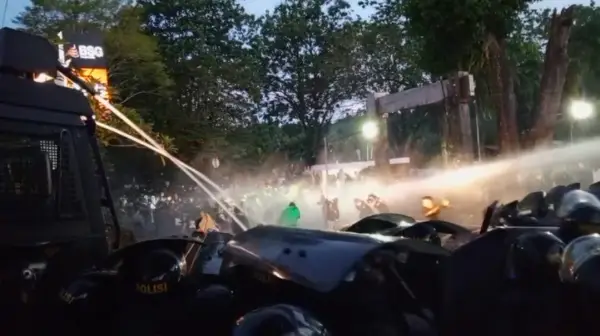 Kericuhan di Depan DPRD Sulut, Polisi Terpaksa Gunakan Watercannon