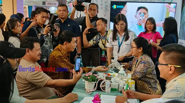 Wagub Victor Mailangkay Kunjungi Booth RSUP Kandou di Festival Sulut Sehat, Ikut Periksa Kesehatan