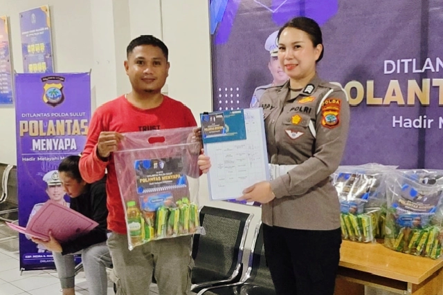 Polantas Menyapa Polda Sulut, Paket Sembako Gratis untuk Masyarakat yang Mengurus BPKB Mandiri