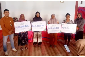 Bukti Perlindungan Sosial, BPJS Ketenagakerjaan Serahkan Santunan JKM di Minut