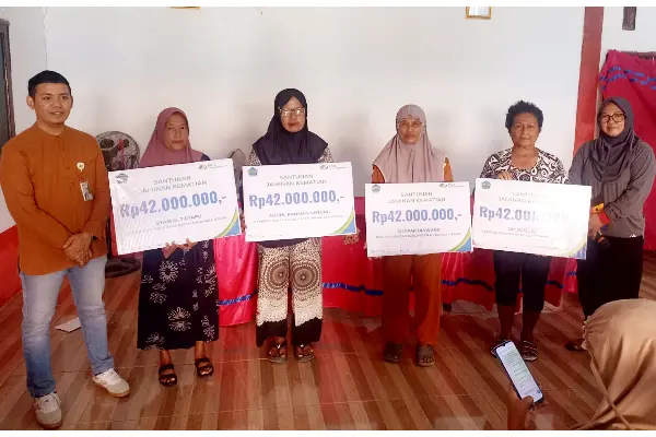 Bukti Perlindungan Sosial, BPJS Ketenagakerjaan Serahkan Santunan JKM di Minut