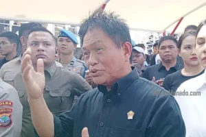 Ketua Fransiscus Andi Silangen Bersama Anggota DPRD Sulut Temui Ratusan Massa Aksi Demo