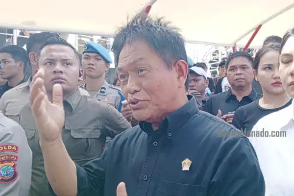 Ketua Fransiscus Andi Silangen Bersama Anggota DPRD Sulut Temui Ratusan Massa Aksi Demo