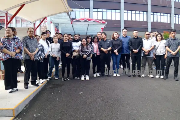 Ketua Fransiscus Andi Silangen Bersama Anggota DPRD Sulut Temui Ratusan Massa Aksi Demo 9 Ketua Fransiscus Andi Silangen Bersama Anggota DPRD Sulut Temui Ratusan Massa Aksi Demo