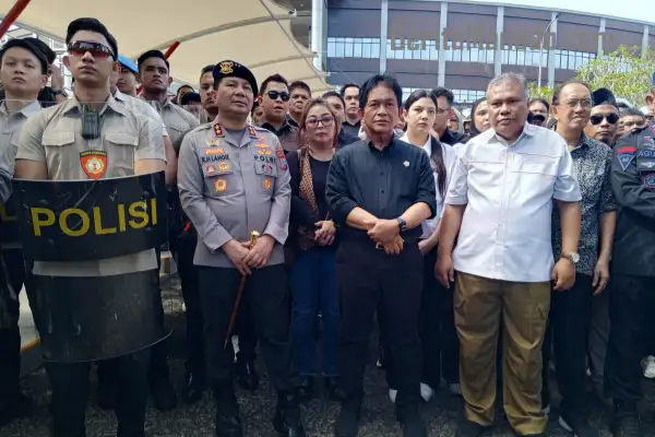 Ketua Fransiscus Andi Silangen Bersama Anggota DPRD Sulut Temui Ratusan Massa Aksi Demo 10 Ketua Fransiscus Andi Silangen Bersama Anggota DPRD Sulut Temui Ratusan Massa Aksi Demo