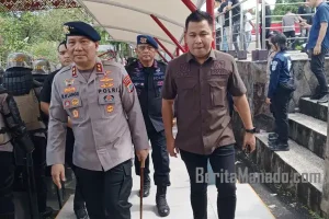 Ketua Komisi I DPRD Braien Waworuntu dan Kapolda Roycke Langie Temui Massa Aksi Demo