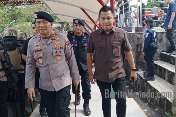 Ketua Komisi I DPRD Braien Waworuntu dan Kapolda Roycke Langie Temui Massa Aksi Demo