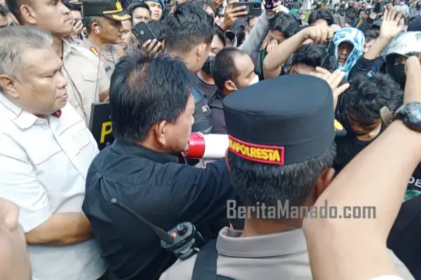 Ketua DPRD Sulut Fransiscus Andi Silangen Pimpin Doa Bersama Massa Aksi Demo