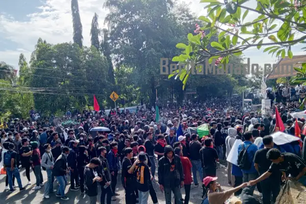 Ketua DPRD Sulut Fransiscus Andi Silangen Pimpin Doa Bersama Massa Aksi Demo
