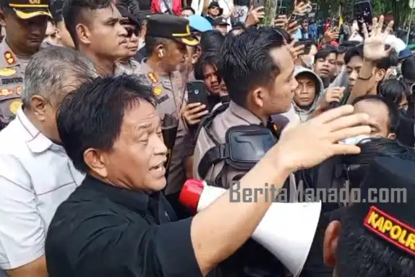 Ketua DPRD Sulut Fransiscus Andi Silangen Pimpin Doa Bersama Massa Aksi Demo