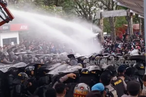 Lempar Batu, Massa Aksi Dipukul Mundur! Watercannon dan Gas Air Mata Ditembakkan