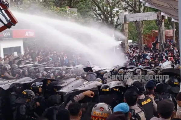 Lempar Batu, Massa Aksi Dipukul Mundur! Watercannon dan Gas Air Mata Ditembakkan