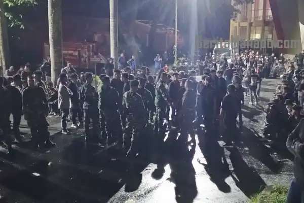 Ditembak Gas Air Mata, Massa Berlari Minta Perlindungan ke TNI