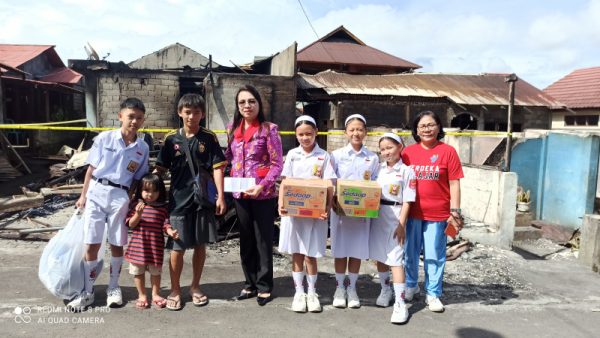 Aksi Solidaritas SMP Frater Don Bosco Tomohon, Kunjungi Korban Kebakaran