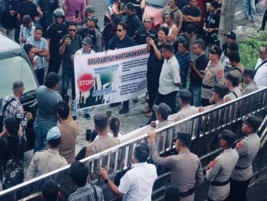Aksi Damai Wartawan Sangihe: Tuntut Klarifikasi & Akuntabilitas Kepala PSDKP 2 Aksi Damai Wartawan Sangihe: Tuntut Klarifikasi & Akuntabilitas Kepala PSDKP