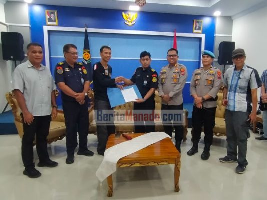 Aksi Damai Wartawan Sangihe: Tuntut Klarifikasi & Akuntabilitas Kepala PSDKP 3 Aksi Damai Wartawan Sangihe: Tuntut Klarifikasi & Akuntabilitas Kepala PSDKP