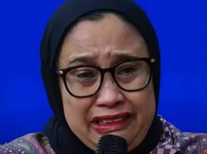 Tangis Wakil Ketua BGN Nanik Deyang Minta Maaf soal Kasus Keracunan MBG