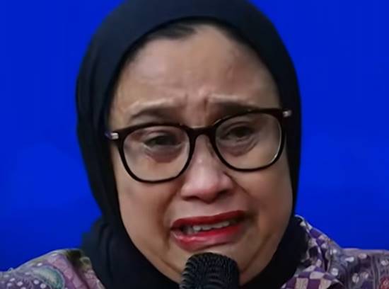 Tangis Wakil Ketua BGN Nanik Deyang Minta Maaf soal Kasus Keracunan MBG