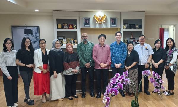 Sarah, kedua dari kiri saat bersama tim peneliti senior melakukan audensi dengan Wali Kota Manado, Andrei Angouw (Foto IST).