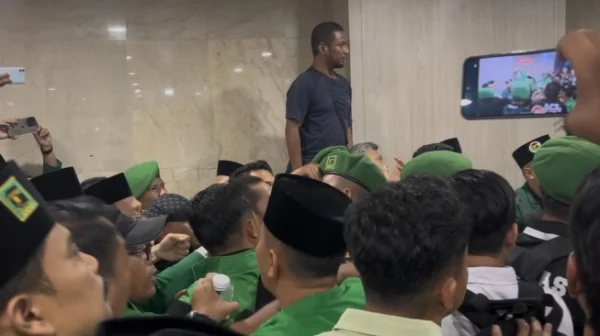 Muktamar X PPP memanas. Sesama kader partai baku hantam usai Plt Ketum PPP Mardiono selesai membacakan pidato pembukaan di Muktamar X PPP yanng berlangsung di Hotel Mercure Ancol, Jakarta, Sabtu (27/9/2025). [Suara.com/Dea]