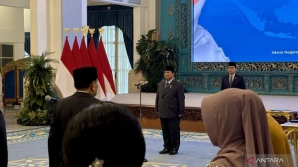 BREAKING NEWS: Prabowo Lantik Djamari Chaniago Menko Polkam, Erick Thohir Jabat Menpora! 8 uasana upacara pelantikan menteri dan wakil menteri serta pimpinan lembaga hasil reshuffle jilid ke-3 Kabinet Merah Putih yang dipimpin oleh Presiden Prabowo Subianto di Istana Negara, Jakarta, Rabu (17/9/2025). ANTARA/Genta Tenri Mawangi.