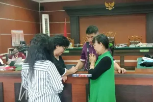Menyentuh, Momen Asiano Gamy Kawatu Didoakan Keluarga Sebelum Lanjut Persidangan