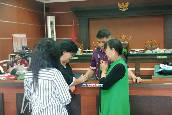 Menyentuh, Momen Asiano Gamy Kawatu Didoakan Keluarga Sebelum Lanjut Persidangan