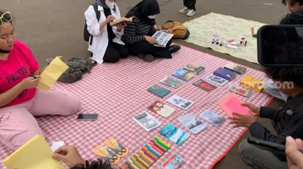 Demo Unik di Gedung DPR: Lawan dengan Membaca dan 'Rapat Dengar Pendapat Warga'