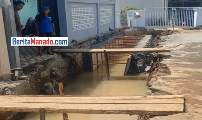 Proyek Drainase Rp1,9 Miliar di Malalayang Diduga Asal Jadi, Batu Dipasang di Tengah Genangan Air