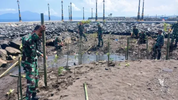 DLH Bersama Kodim 1309 Manado Gelar Penanaman Pohon dan Bersih Pantai 10 DLH Bersama Kodim 1309 Manado Gelar Penanaman Pohon dan Bersih Pantai